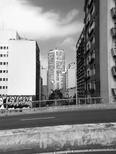 Vista sobre o elevado com edifício Itália ao fundo