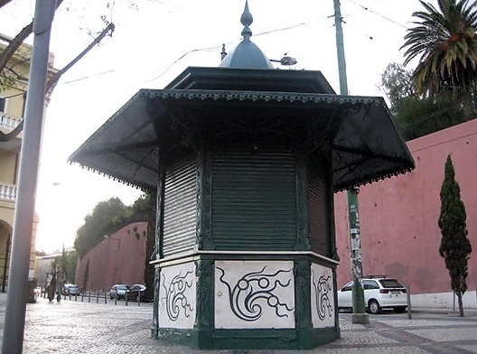 Mobiliário urbano como arte pública: quiosque