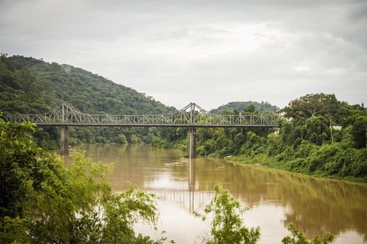 Ponte Aldo Pereira Andrade / Ponte de Ferro, Blumenau. Inaugurada em 1931, integrava a rede ferroviária na ligação Blumenau-Itajaí. Foi restaurada em 1991 para o trânsito de pedestres, ciclistas e veículos automotores