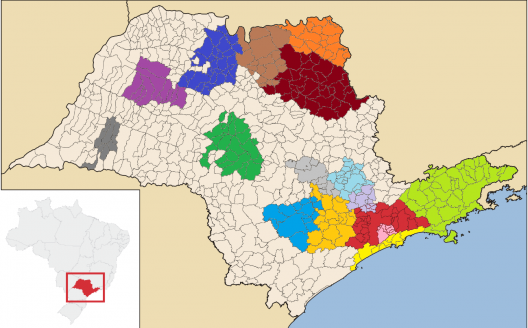 Mapa de Regiões Metropolitanas em projeto no estado de São Paulo (rosa, roxo, verde escuro, marrom, laranja escuro, azul médio, lilás, cinza claro, azul escuro e cinza escuro)