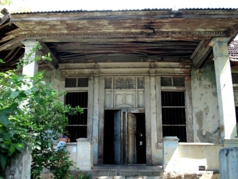 Vivienda neoclásica construida en los primeros años del siglo XX con visibles muestras de deterioro por su antigüedad y por las múltiples subdivisiones a la que ha sido sometida.