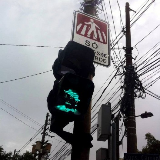Semáforo para pedestres com a imagem de Adoniram Barbosa, esquina da Avenida Barbosa e Rua Conselheiro Carrão, São Paulo
