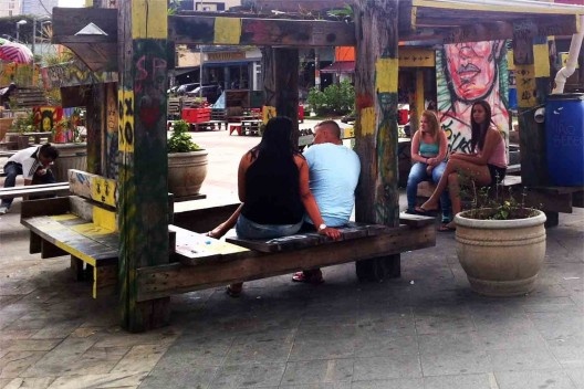 Mobiliário urbano construído pela sociedade civil, Largo da Batata, São Paulo