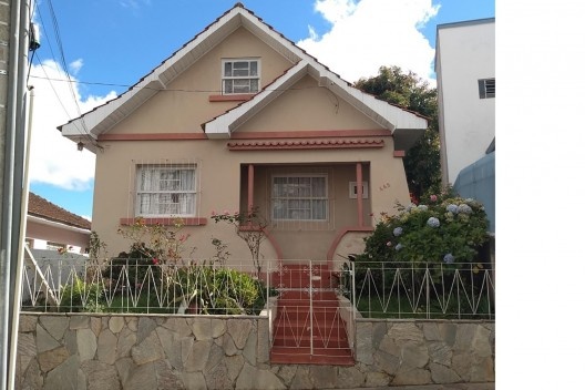 Residências populares térreas: volume único. Corpo principal com varanda frontal embutida. Localização: rua Aristiliano Ramos, Lajes