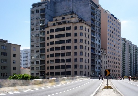 Da imagem que abre o artigo foram suprimidas as inscrições com auxílio de software gráfico; é possível verificar como sua remoção pode gerar um estranhamento, como se algo estivesse faltando