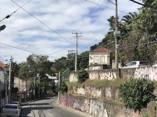 A implantação à montante da rua Almirante Alexandrino