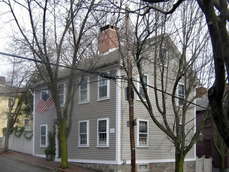 foto 02 - Casa na Thayer Street, esquina com Transit Street, construída por William Church, em 1826, portando bandeira das treze colônias inglesas
