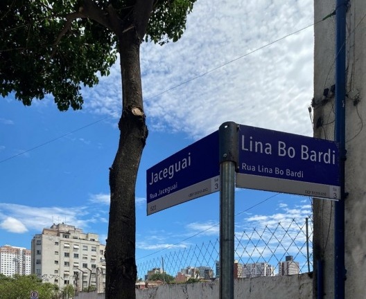 Rua Jaceguai com rua Lina Bo Bardi. Placa na entrada do teatro-rua