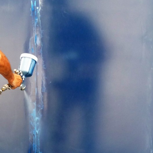 ... e até mesmo a previsível e providencial pistola elétrica pulverizadora de pintura!