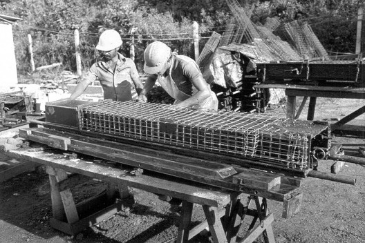 Montagem das armaduras para peça de argamassa armada da Companhia de Renovação Urbana de Salvador – Renurb, Vale do Rio Camarugipe, Salvador BA. Arquiteto João Filgueiras Lima, Lelé