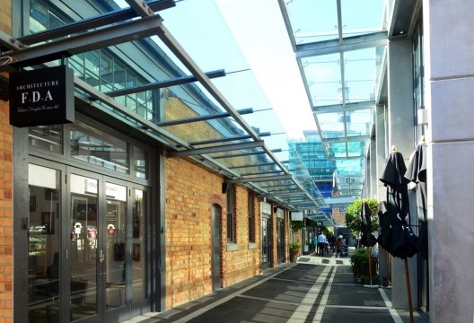 Victoria Park Market: o conjunto, situado em frente ao Victoria Park, originalmente construído para abrigar o incinerador e descarte de lixo da cidade, foi convertido nas últimas décadas em complexo de artesanato, lojas, escritórios e gastronomia, 2016