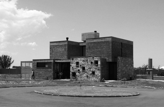 Casa Los Muros, Xangri-lá RS Brasil, 2015. Arquitetos Cristiano Kunze e Nathalia Cantergiani / Cantergiani + Kunze Arquitetos