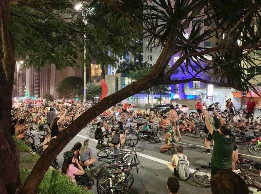 Protesto de ciclistas com nudismo noturno na Avenida Paulista, São Paulo