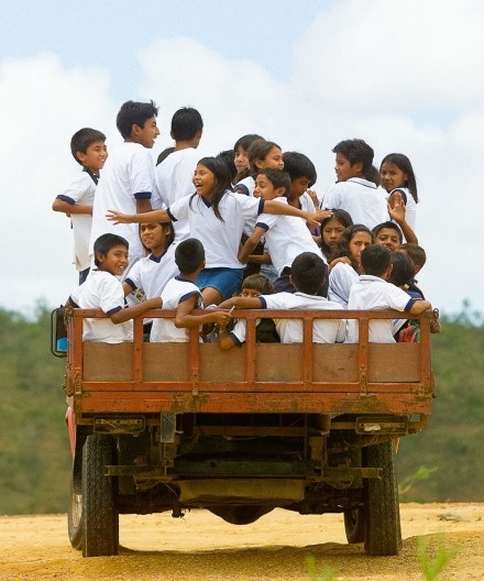 Saída da aula da escola-modelo da cidade, onde quase todos os estudantes são indígenas. Nessa escola estudam os alunos das famílias contrárias à demarcação contínua da Terra Indígena Raposa/Serra do Sol, Uiramutã RR