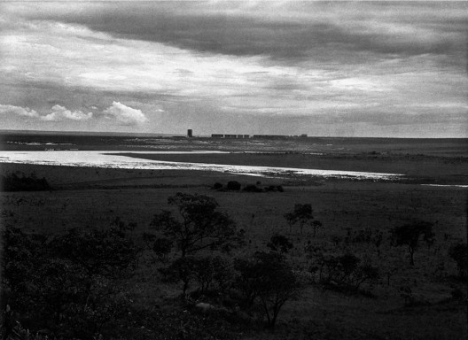 Brasília, a partir do Lago Paranoá, ainda em enchimento