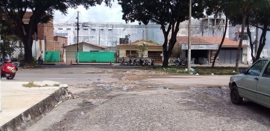 Despejo de água servida na rua lateral do Partage Norte Shopping, bairro Potengi, Natal RN