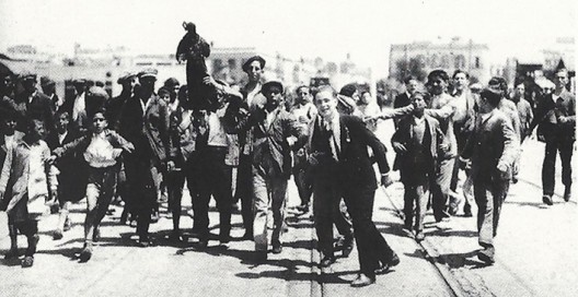 Cena iconoclasta durante a guerra civil española. Archivo F.X.