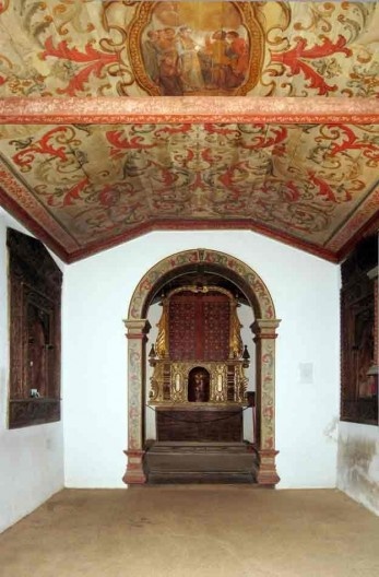Capela de Santo Antonio, teto decorado e altar, São Roque