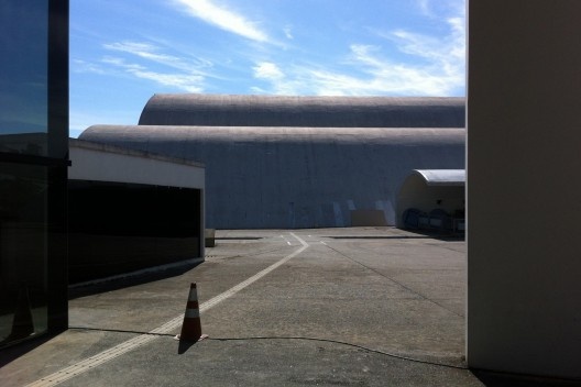 Cone junto ao Pavilhão da Criatividade Popular e Auditório Simón Bolívar ao fundo, Memorial da América Latina, São Paulo. Arquiteto Oscar Niemeyer