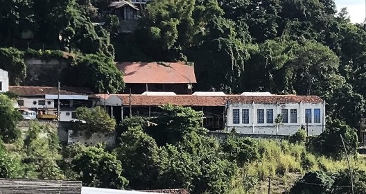 A garagem dos Bondes, ao fim da rua Carlos Brant. Inicialmente aí chegava o Plano Inclinado que se originava na rua Riachuelo