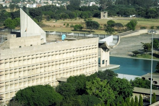 Vista a partir da cobertura do Secretariado mirando a Assembléia e a praça com a “Mão aberta”