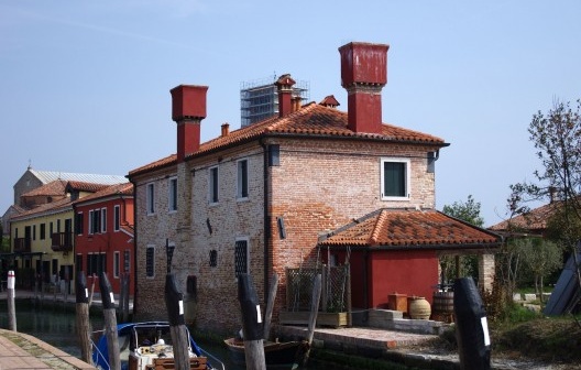 Canal Häuser em Torcello, ilha em Veneza, Itália