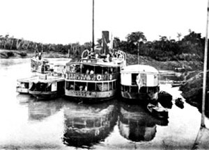 Encontro do espaço natural com a modernidade. Victória, barco de propriedade da firma comercial do Pará Barbosa e Tocantins, parado na foz do rio Antimary