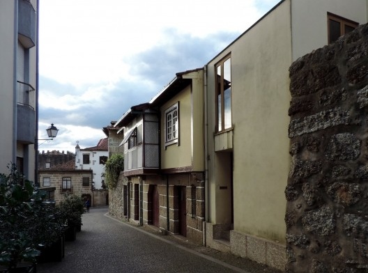 Guimarães, casario reabilitado, com inserção de linguagem contemporânea