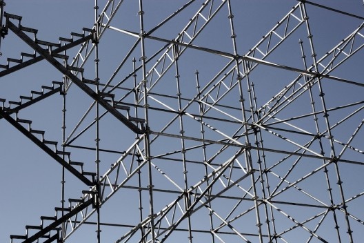 Cota 10, na praça XV, Rio de Janeiro, estrutura tubular metálica. Grua arquitetos