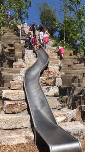 Crianças brincando em parquinho lúdico