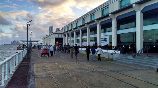 Trecho do waterfront e armazéns revitalizados no Bairro do Recife