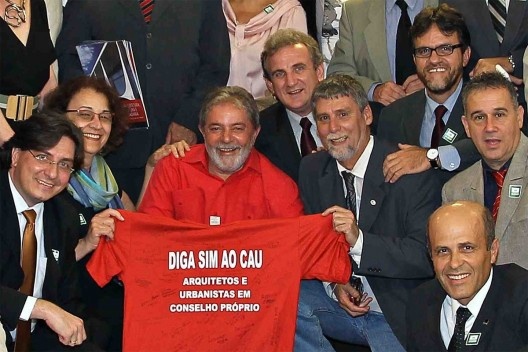 Daniel Amor ao lado de Lula em foto tirada após assinatura da lei 12.378/10