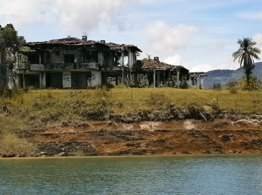 Ruínas da sede de uma das fazendas de Pablo Escobar, agosto 2014