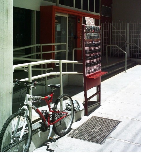 Corrimão serve de apoio para ambulante e torna-se um “paraciclo inventado”