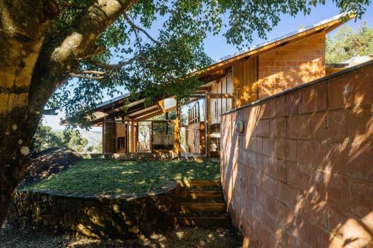 Casa de meia encosta, São Francisco Xavier SP, 2013. Arquitetos Denis Joelsons e Gabriela Baraúna Uchida