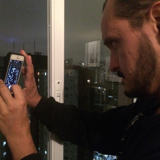 De outro prédio alguém grava sua silhueta na fachada posterior do Copan, edifício ícone do centro novo de São Paulo. Bronstein não sabe, mas o cineasta faz a tomada final da matéria.