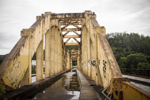 Ponte Eng. Antonio Vitorino Ávila Filho / Ponte dos Arcos, Blumenau. Inaugurada em 1954, quando da implantação do tronco ferroviário Blumenau-Itajaí, hoje permite o trânsito de pedestres, ciclistas e veículos automotores