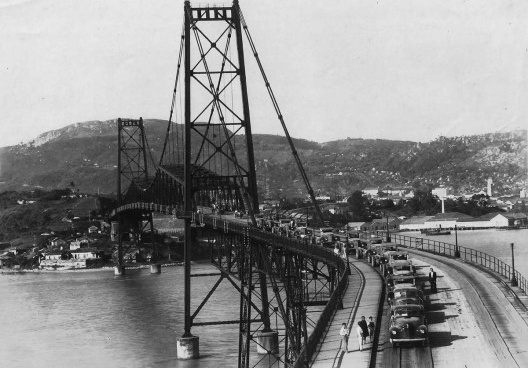 Ponte com estrado de madeira nos primeiros anos de utilização