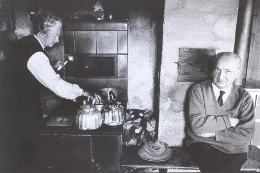 Heidegger e esposa em sua cabana nas montanhas