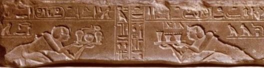 Detalhe dos relevos do Rei Sety I ofertando sobre o trecho frontal da base do modelo