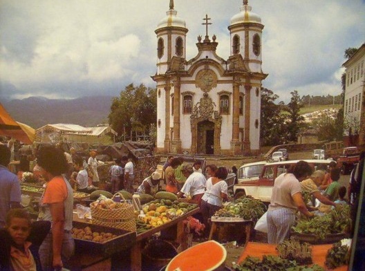 Feira de hortifuti semanal no largo de Coimbra na década de 1970