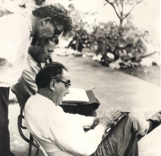 Roberto Burle Marx (em pé), Pietro Maria Bardi e Marcel Gautherot em reunião de trabalho