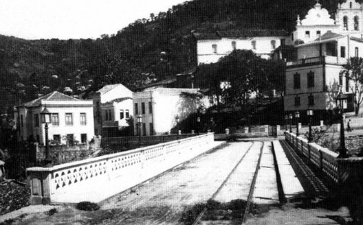 Vista antiga do Viaduto Caramuru e seu entorno residencial, s/d