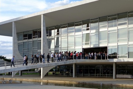 Enterro de Oscar Niemeyer, fila na rampa do Palácio do Planalto para o adeus ao arquiteto