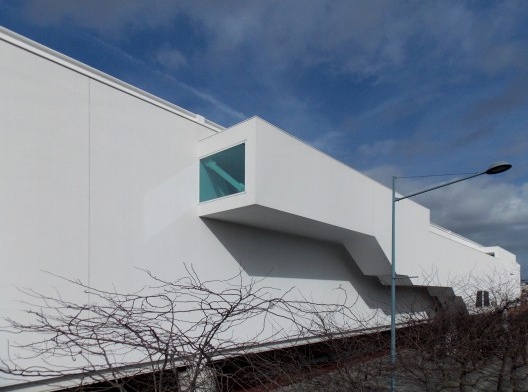 O “mirante” que se descola da fachada principal e busca o enquadramento do território envolvente