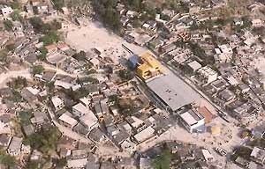 Vista aérea do campo de futebol no núcleo habitacional, arquiteto Jorge Mário Jáuregui