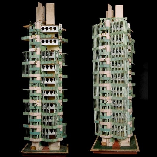 Maquete do edifício St. Mark's-in-the-Bouwerie, projeto não construído, Nova York, 1927-31. Exposição “Frank Loyd Wright at 150: Unpacking the archive”, curadoria de Barry Bergdoll, MoMA Nova York