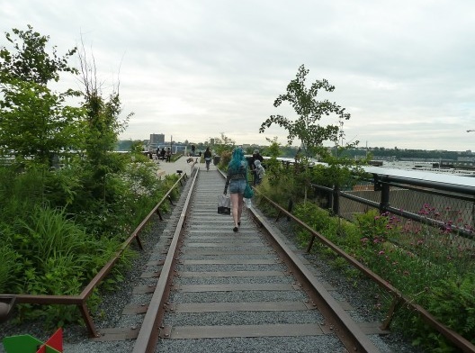 Caminha decidida, em linha reta, sem olhar para trás...