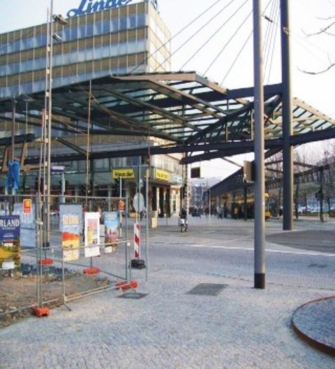 Figura 06. Valorização do caráter tecnológico do edifício, sistema estrutural metálico. Estação de Metro, Dresden, Alemanha