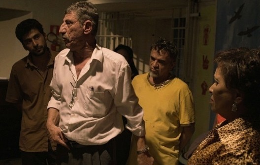 Carmen Silva em cena do filme Era o hotel Cambridge, direção de Eliane Caffé